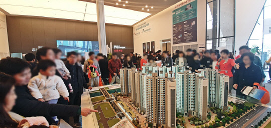 검단신도시에서 호반의 프림미엄 브랜드 '호반써밋' 이 시험대에 오른다. 사진은 '호반써밋 인천 검단Ⅱ' 견본주택.  호반산업 제공